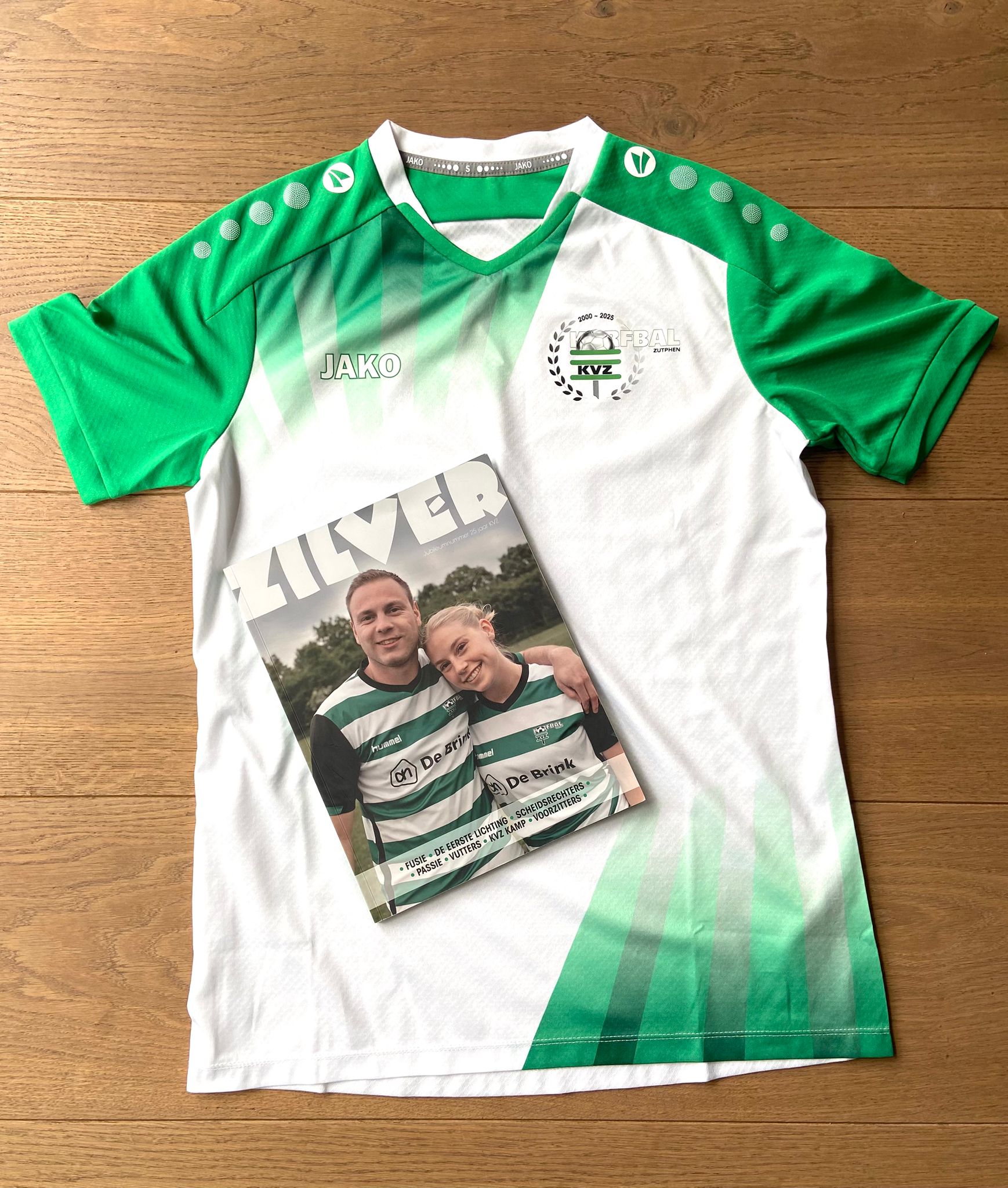 Bestel nu het jubileumshirt en jubileumboek van 25 jaar KVZ!
